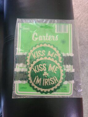 VINTAGE BEISTLE 'KISS ME I'M IRISH' GARTERS 2 PACK 1985 NOS SEALED!